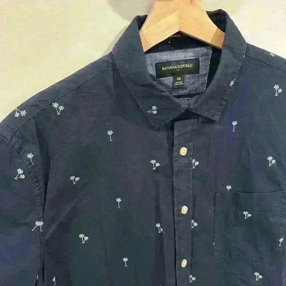 Banana Republic Men’s Standard Fit Short Sleeve Shirt Navy Blue Palm tree Size M - Picture 1 of 4